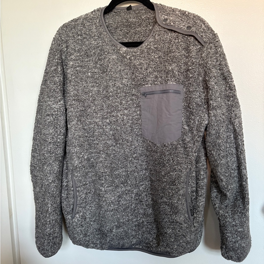 Women’s Uniqlo Gray Crewneck Sweater with Pocket